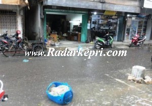 Tumpukan sampai di Jl Tambak penyebab banjir pada Minggu 28 Oktober 2013.