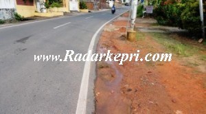 Air dari pipa PDAM yang bocor akibat proyek PT Telkom dibiarkan di Jl Arif Rahman Hakim, Tanjungpinang.
