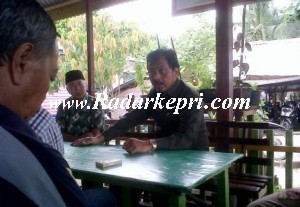 Bupati Karimun, H Nurudin Basirun mendengarkan keluhan warga ketika kunjungan kerja ke desa Parit kecamatan Karimun.