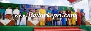 Bupati, Wakil Bupati, Ketua DPRD dan FKPD Natuna sedanng menyaksikan atraksi dari kapilah-kapilah dari kecamatan-