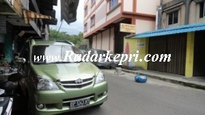 Parkir liar di Jl Tambak yang menimbulkan kemacetan.