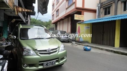 Parkir liar di Jl Tambak yang menimbulkan kemacetan.
