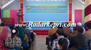 Penyerahan piagam bagi koperasi terbaik oleh Wabup Lingga, Abu Hasyim.