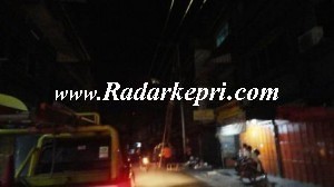 Petugas unit gangguan PLN Cabang Tanjungpinang sedang memperbaiki kerusakan jaringan.