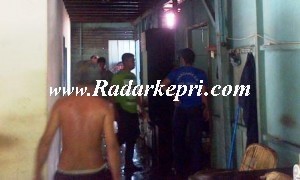 Rumah Sulit bagian belakang, tukang service barang elektronik yang terbakar.