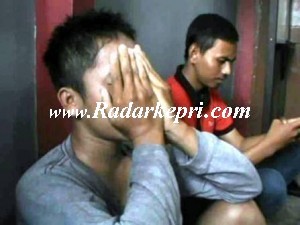 Tersangka B, mantan karyawan hotel Nirwana Garden yang menjambret.