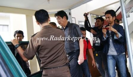 Tersangka Edy Rustandi SH MH ketika digiring jaksan menuju mobil tahanan untuk dititipkan di  Rutan Kampung Jawa, Tanjungpinang