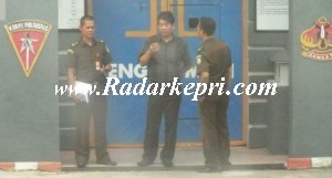 Tersangka Edy Rustandi SH MH ketika dijebloskan ke Rutan Kampung Jawa, Tanjungpinang.
