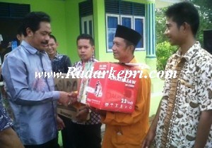 Bupati Tanjungbalai Karimun, H DR Nurdin Basirun memberikan bantuan ketika berkunjung ke desa Sei Ungar.