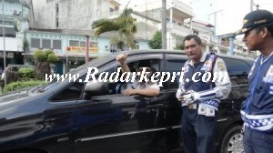 Drs Wan Syamsi mengacungkan jempol ketika menggelar razia.