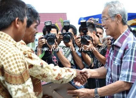 Gubernur Kepri, H M Sani menyerahkan bantuan pada nelayan Teluk Bintan