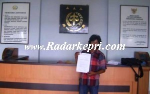 Ketua ICW Kepri, Mulkansyah memperlihatkan tanda terima laporan dugaan korupsi RTLH ke Kejari Batam.