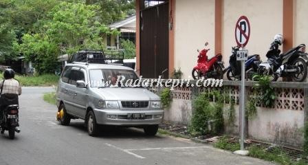 Mobil Kijang yang digembok dari jam 10 Wib pagi di Jl Tambak.