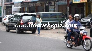 Mobil pejabat Pemrpov Kepri yang dibiarkan petugas Dishubkominfo Tanjungpinang parkir sembarangan.