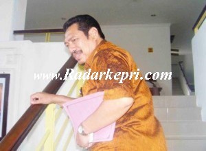 Muslim Bidin, kepala dinas Pendidikan Kota Batam ketika menuju lantai II Kejaksaan Negeri Batam untuk diperiksa terkait kasus suap.