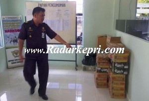Petugas BC Dabosingkep menunjuk barang bukti yang diamankan.