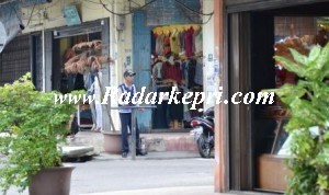 Petugas Dishub sedang bertugas di Jl Teuku Umar.