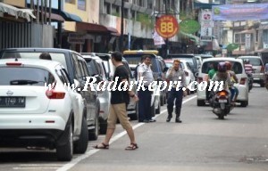 Petugas Dishubkominfo yang menertibkan kendaraan di kota Tanjungpinang.