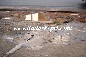 Pipa PDAM yang pecah di batu 5 bawah.