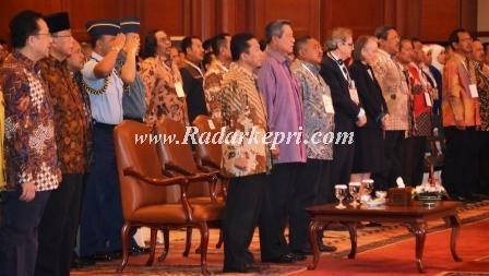 Presiden RI, Susilo Bambang Yudhoyono (kemeja ungu) didampingi Menteri Informatika, Tifatul Sembiring dan ketua Forum Pemred, Nurjaman Mohctar.