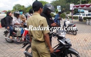 Razia e-KTP oleh Disdukcapil di Anjung Cahaya, Tepi Laut.