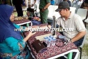 Salah seorang warga RW 9 yang lagi diperiksa sebelum meminum obat filariasis.