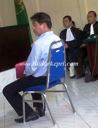 Terdakwa Edy Rustandi SH MH ketika mendengarkan surat dakwaan jaksa di PN Tanjungpinang.
