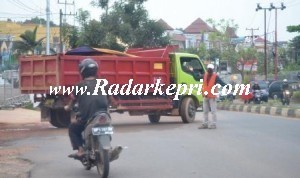 Truk berisi bauksit yang ditambang secara ilegal di perumahan Lembah Asri, kilometer 9, Bintan Center bebas melenggang di jalan raya.