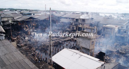 puing-puing kebakaran plantar KUD Tanjungpinang yang terbakar pada Rabu, 04 Desember 2013.