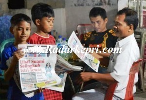 Dua bocah penjual koran