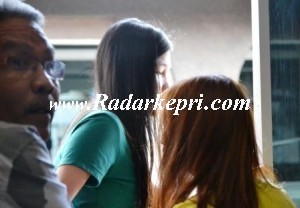 Ev, ketika mencoba bunuh diri dengan terjun dari lantai II ruko milik orang tua pacarnya, Ahua.