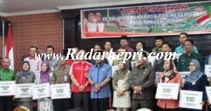 Foto bersama Walikota Tanjungpinang dengan peneriman bantuan peralatan Olahraga.