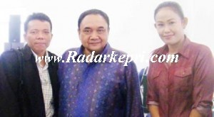 Foto bersama wartawan radarkepri biro Batam, Taherman dan ketua umum PWI, Margono serta Dwi Kemalawty, radarkepri.com biro Natuna.