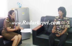 Kepala Seksi Tindak Pidana Khusus Kejari Batam, Nuni Triana SH ketika menjumpai ketua LSM NCW Kepri, Mulkansyah.