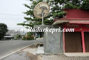 Kios Atm BUMD Tanjungpinang yang memakan tratoar jalan H Agus Salim.