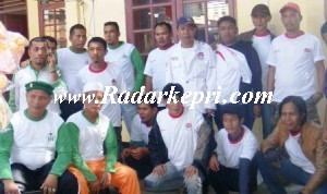 LSM LAKI 45 dan Ormas FPI foto bersama usai tanam 200 pohon.