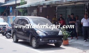 Mobil Kapolsek Tanjungpinang Barat yang parkir dilokasi motor yang baral digembok petugas Dishubkominfo.