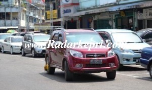 Mobil Toyota Rush yang digembok petugas Dishubkominfo.