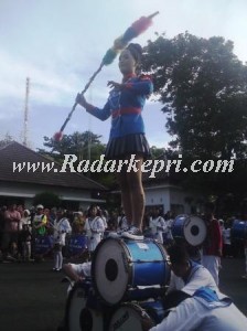 Muttia Ali Asni, seorang mayoret di sekolah SMP Hang Tuah kota Tanjungpinang, terlihat lincah memainkan ttik mayoret. Di sambut oleh tepuk tangan oleh ratusan penonton.