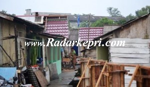Pekerja proyek rehab rumah dari program PNPM tahun 2013 yang masih dikerjakan pada Januari 2014.
