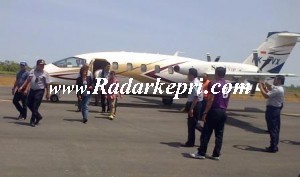 Pemilik maskapai penerbangan Susi Air ketika berkunjung ke bandara Dabosingkep.