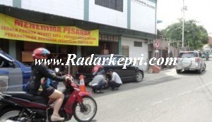 Petuasg Disihubkominfo sedang menggembok mobil sedan di Jl Teratai.