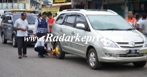 Petugas Dishubkominfo Kota Tanjungpinang sedang membuka gembok kendaraan setelah dikenakan tilang.
