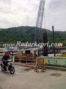 Proyek pemasangan tiang pancang waterfront city di Tarempa yang meresahkan warga karena tanpa sistem peredam getaran.-