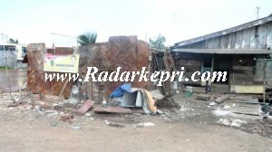 Salah satu lokasi penampungan barang bekas dan besi tua yang diduga tidak memiliki ijin.