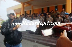 Salah satu pendemo menunjukkan dokumen tentang PT KG