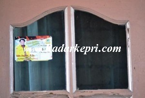 Stiker caleg yang ditempel di kaca jendela rumah warga tanpa ijin pemilik rumah.