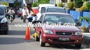 Suzuki Baleno merah yang di gembok petugas Dishubkominfo Tanjungpinang