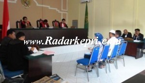 Terdakwa Hermawan Saputra SH (peci putih) ketika didengarkan keteraangannya di pengadilan Tipikor.