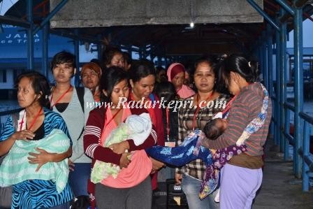 Tiga bayi berumur 21 hari yang dilahirkan dipenjara Malaysia ketika tiba di pelabuhan Sri Bintan Pura, Tanjungponang.